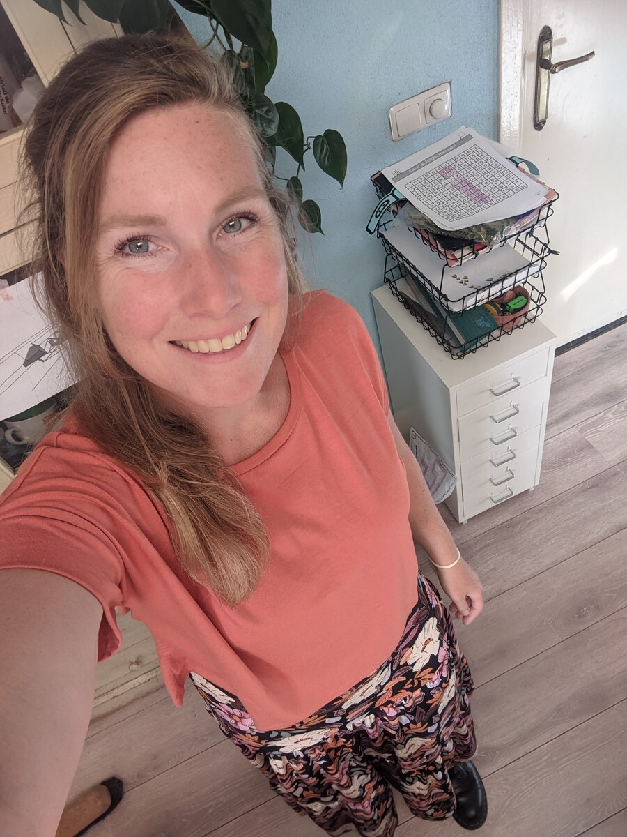 Judith Crooy aan het werk achter de draaischijf
